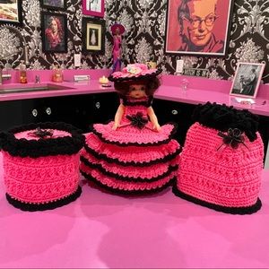 Kitschy Cute Retro Crocheted Bathroom Decor!